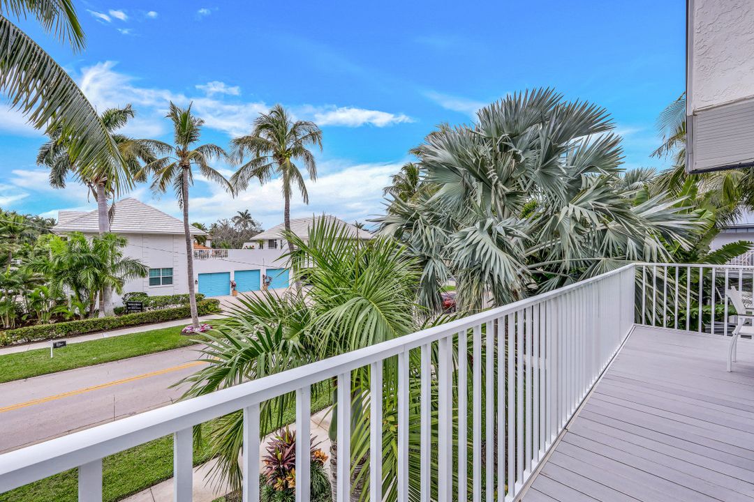 359 2nd St S, Naples, FL 34102