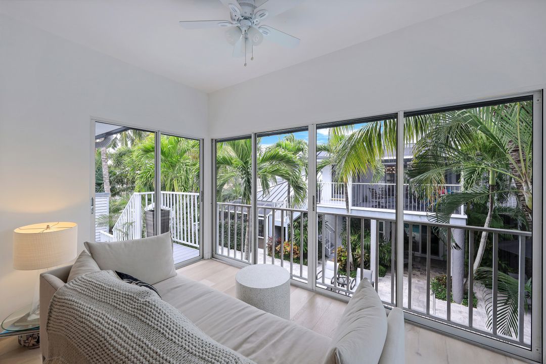 359 2nd St S, Naples, FL 34102