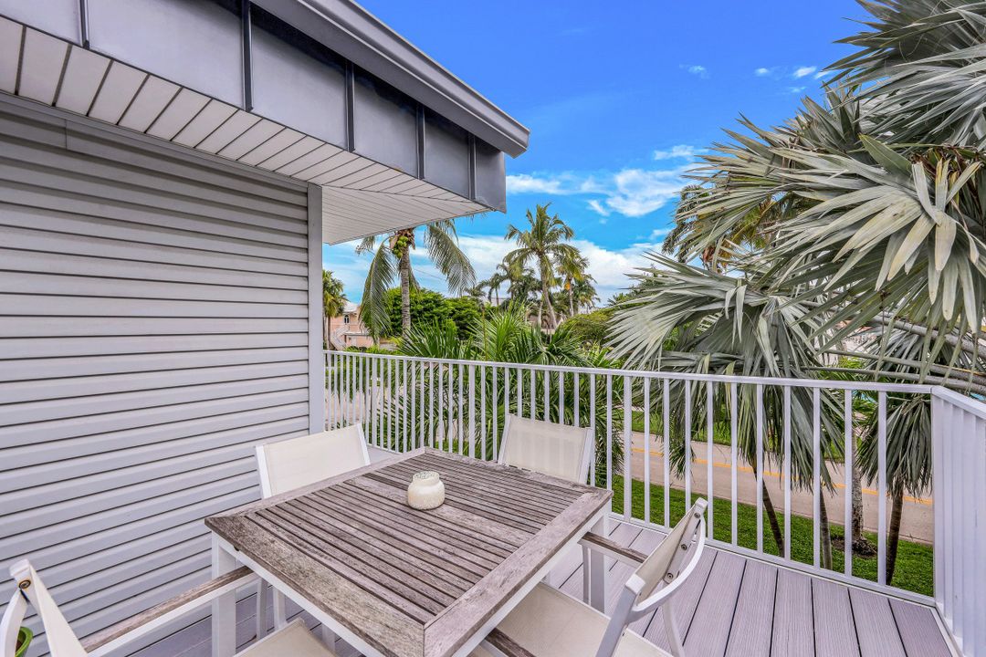 359 2nd St S, Naples, FL 34102