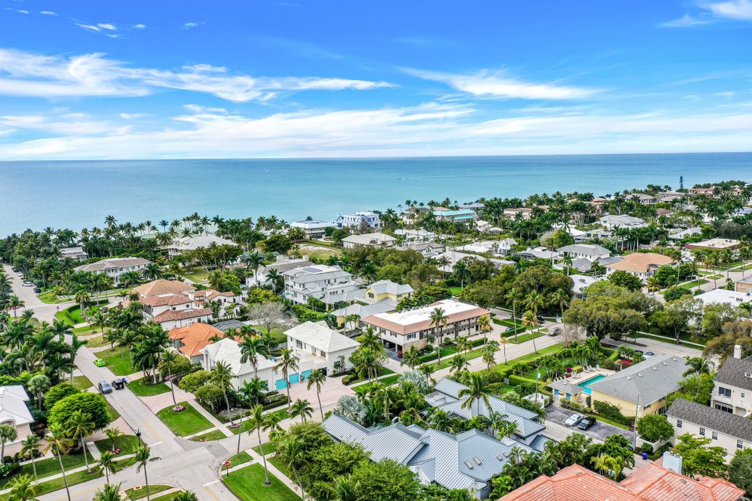 359 2nd St S, Naples, FL 34102