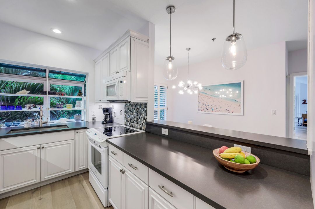 359 2nd St S, Naples, FL 34102