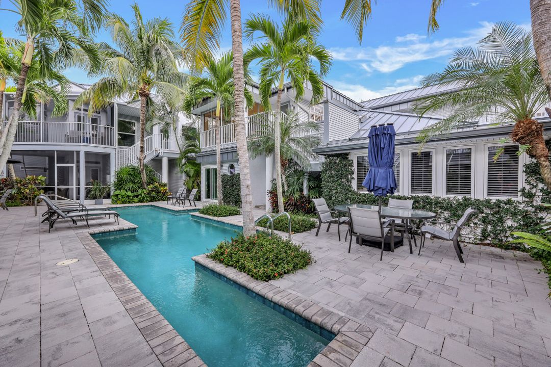 359 2nd St S, Naples, FL 34102