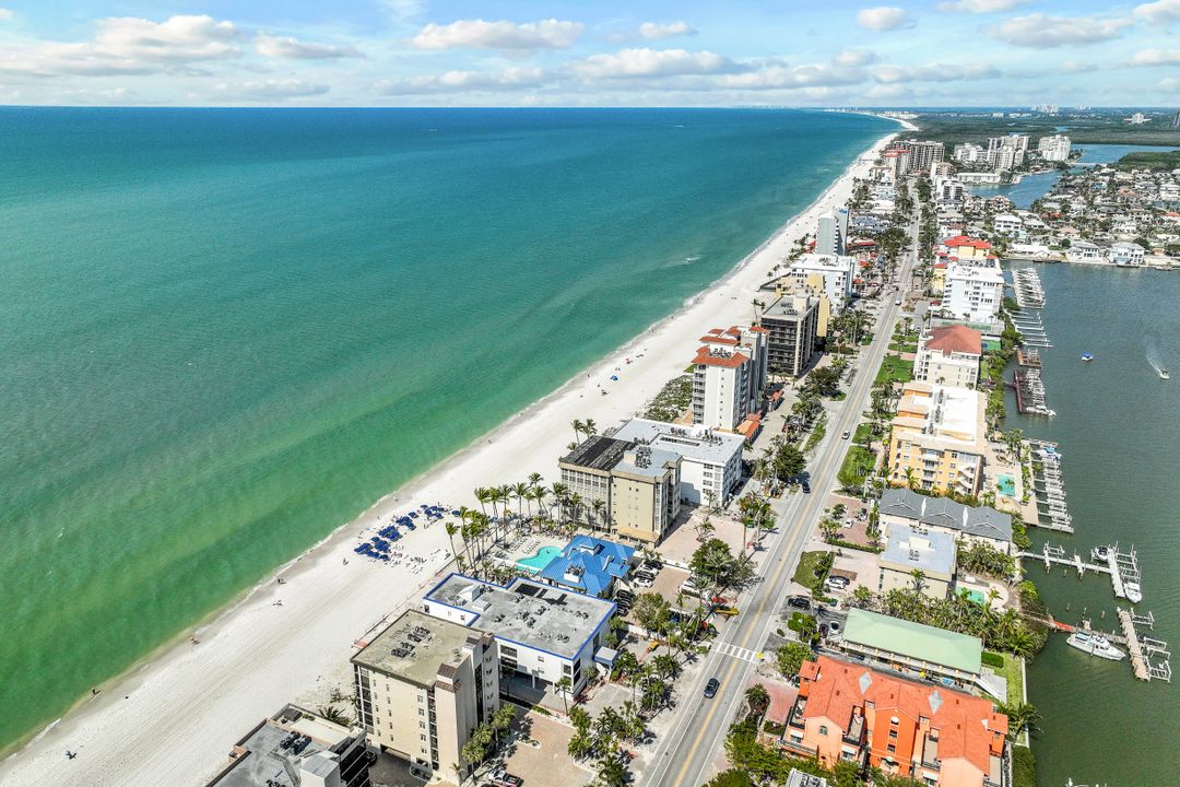 285 Grande Way #903, Naples, FL 34110