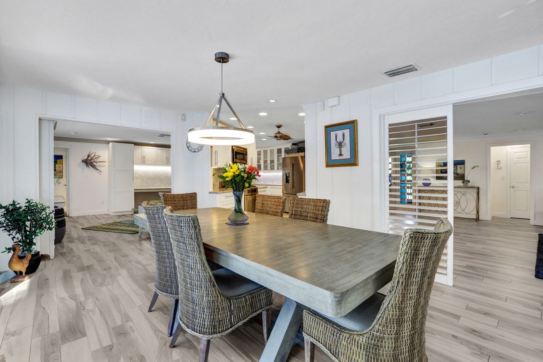 735 Old Trail Dr, Naples, FL 34103