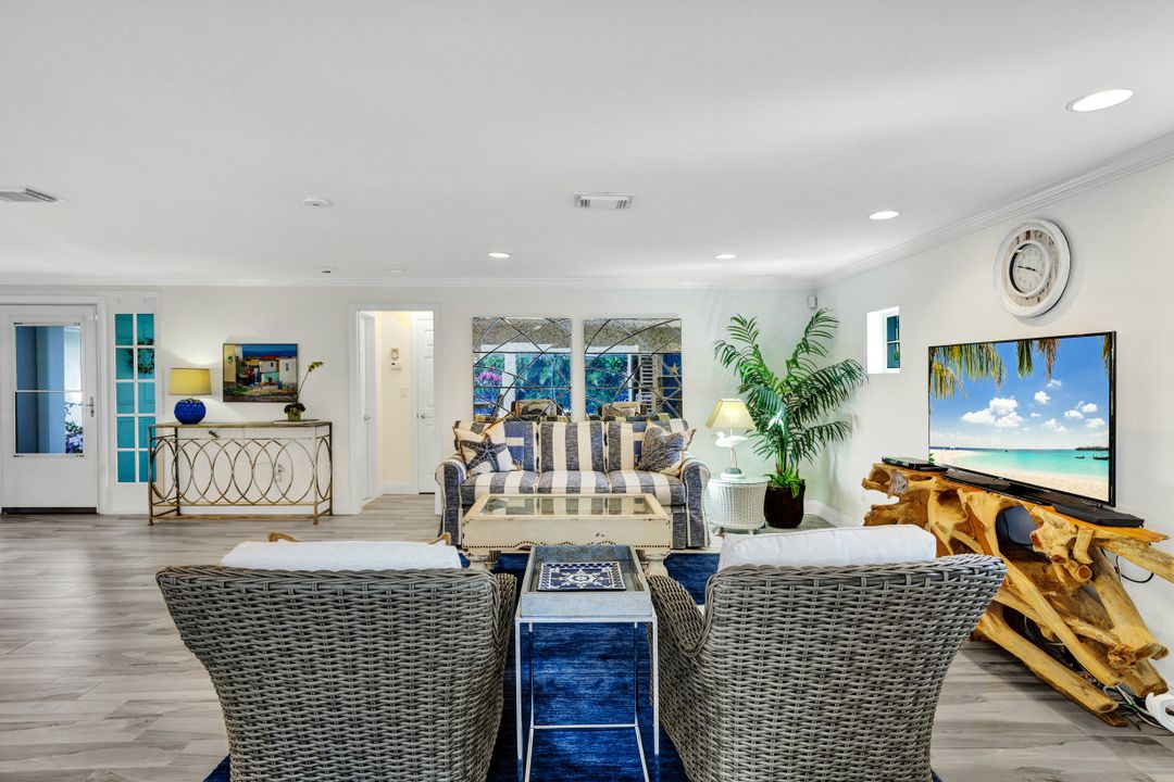 735 Old Trail Dr, Naples, FL 34103