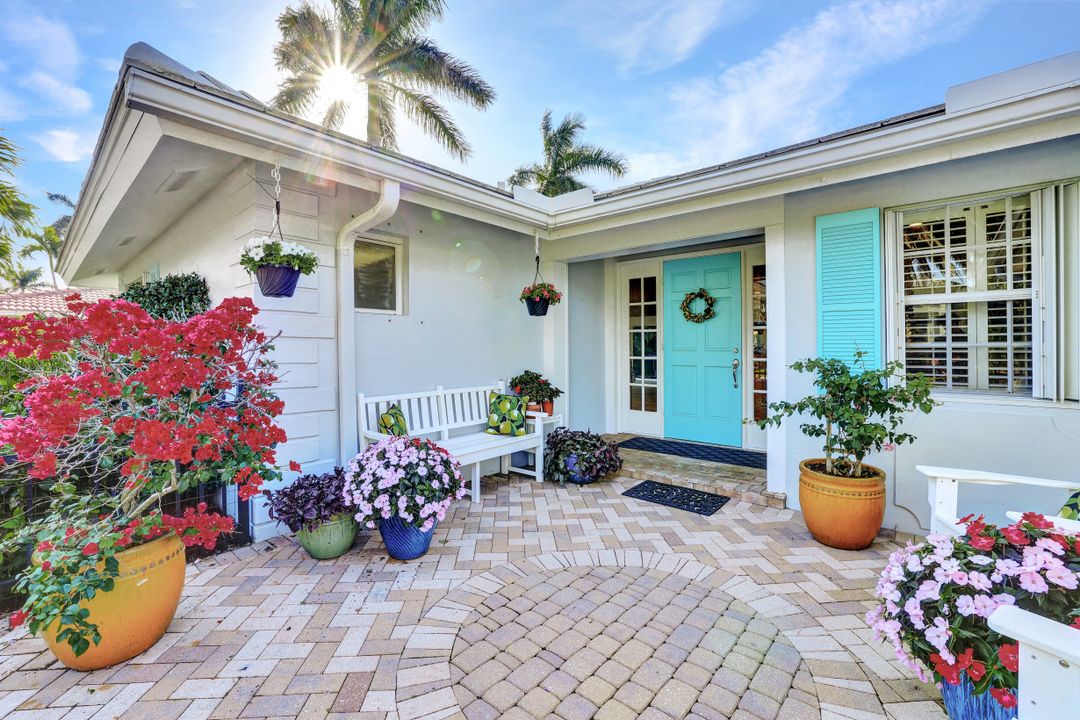 735 Old Trail Dr, Naples, FL 34103