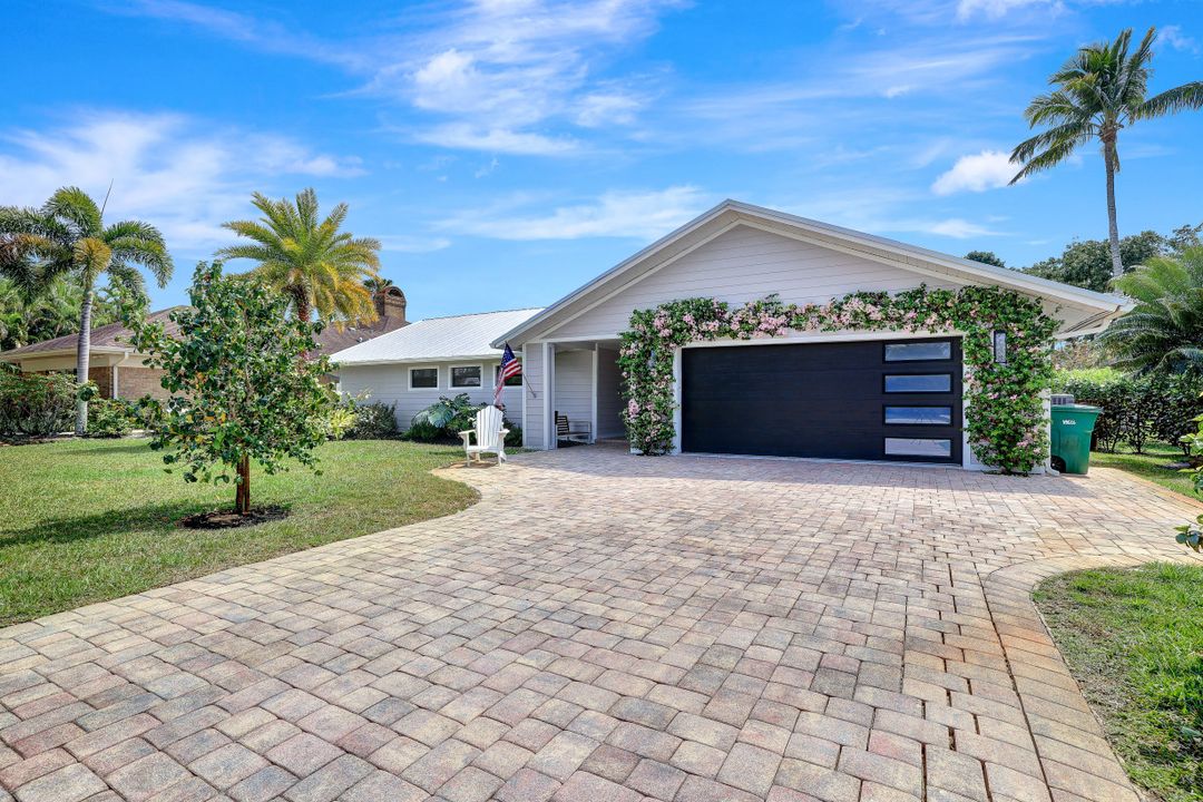 348 Country Club Ln, Naples, FL 34110