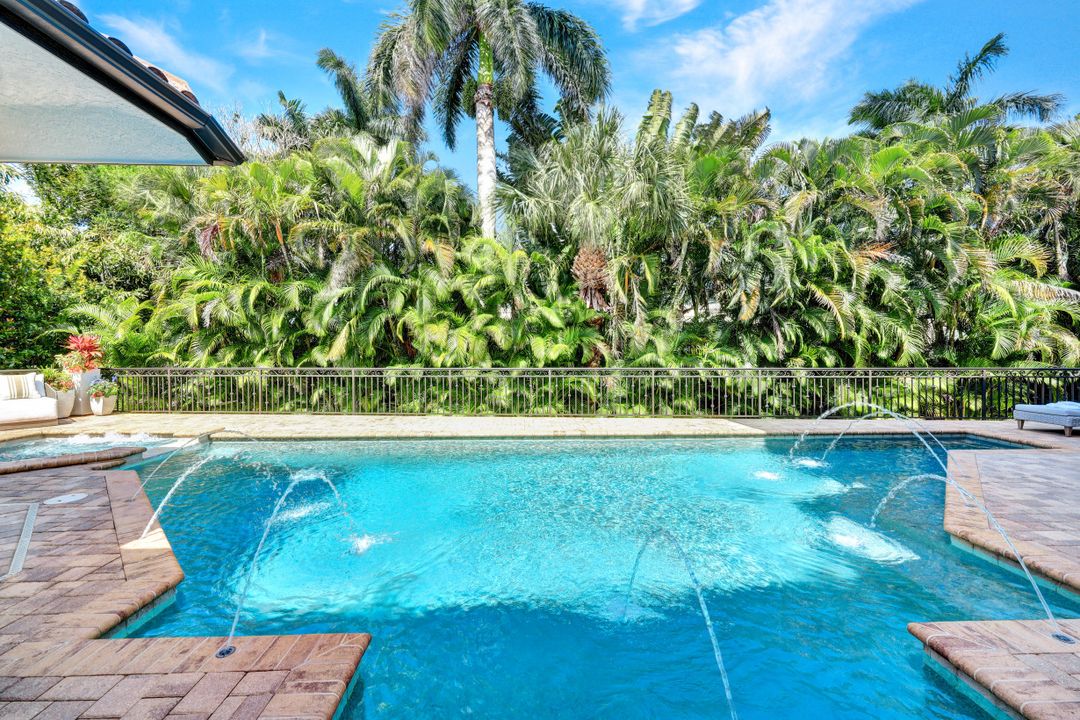 445 Putter Point Dr, Naples, FL 34103