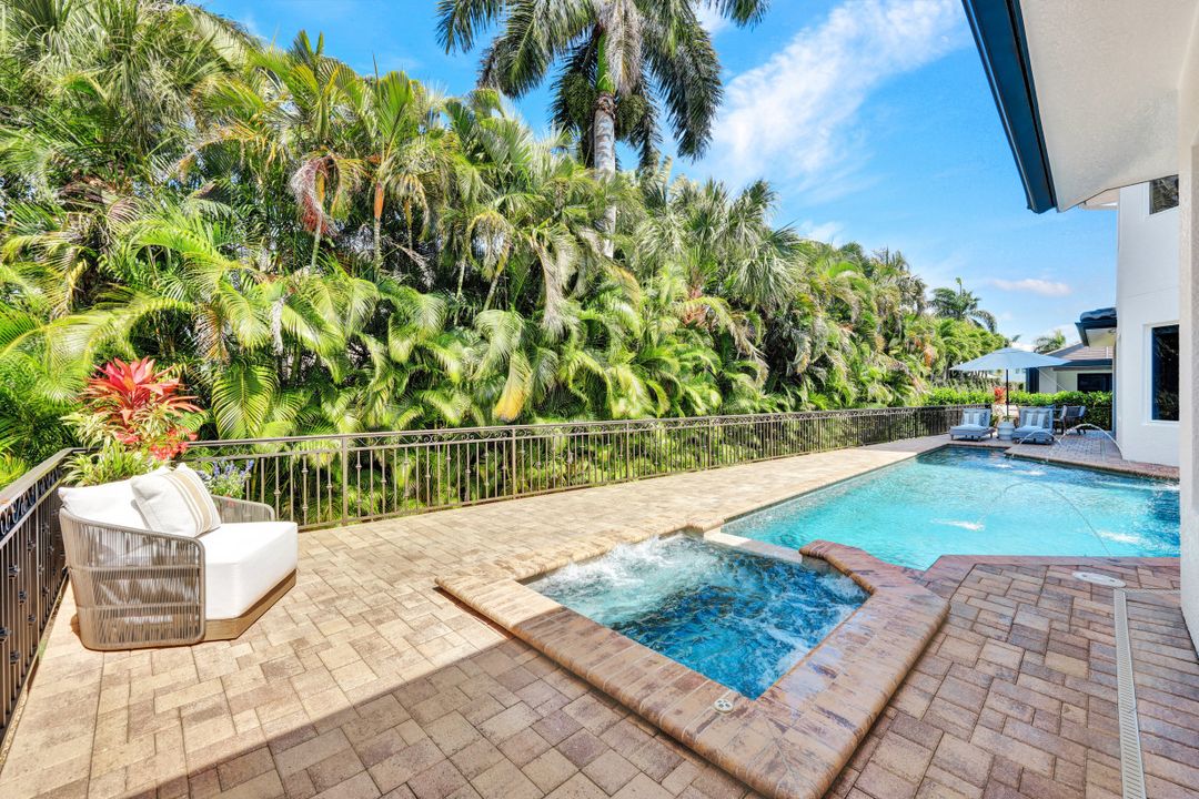 445 Putter Point Dr, Naples, FL 34103