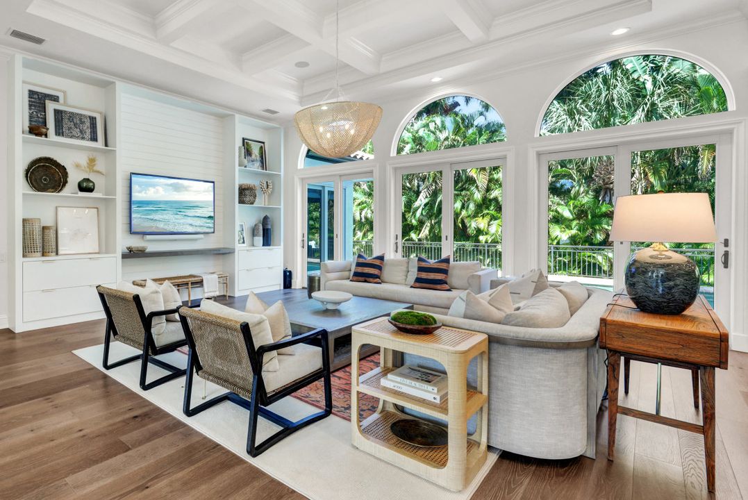 445 Putter Point Dr, Naples, FL 34103