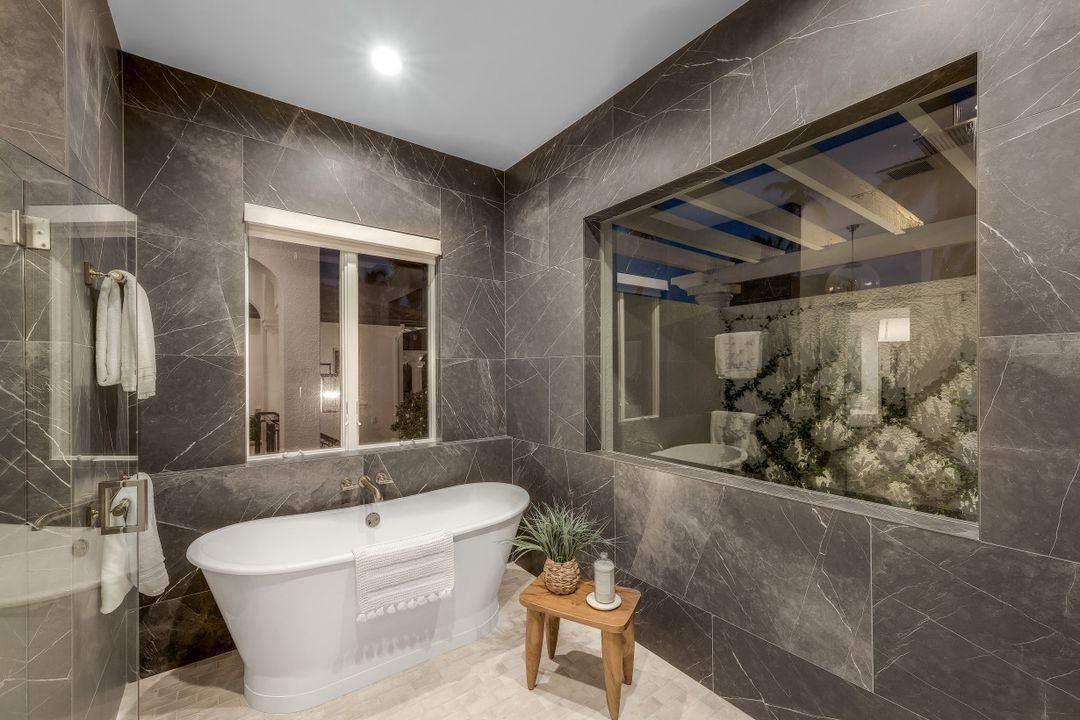 445 Putter Point Dr, Naples, FL 34103