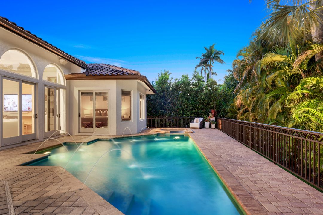 445 Putter Point Dr, Naples, FL 34103