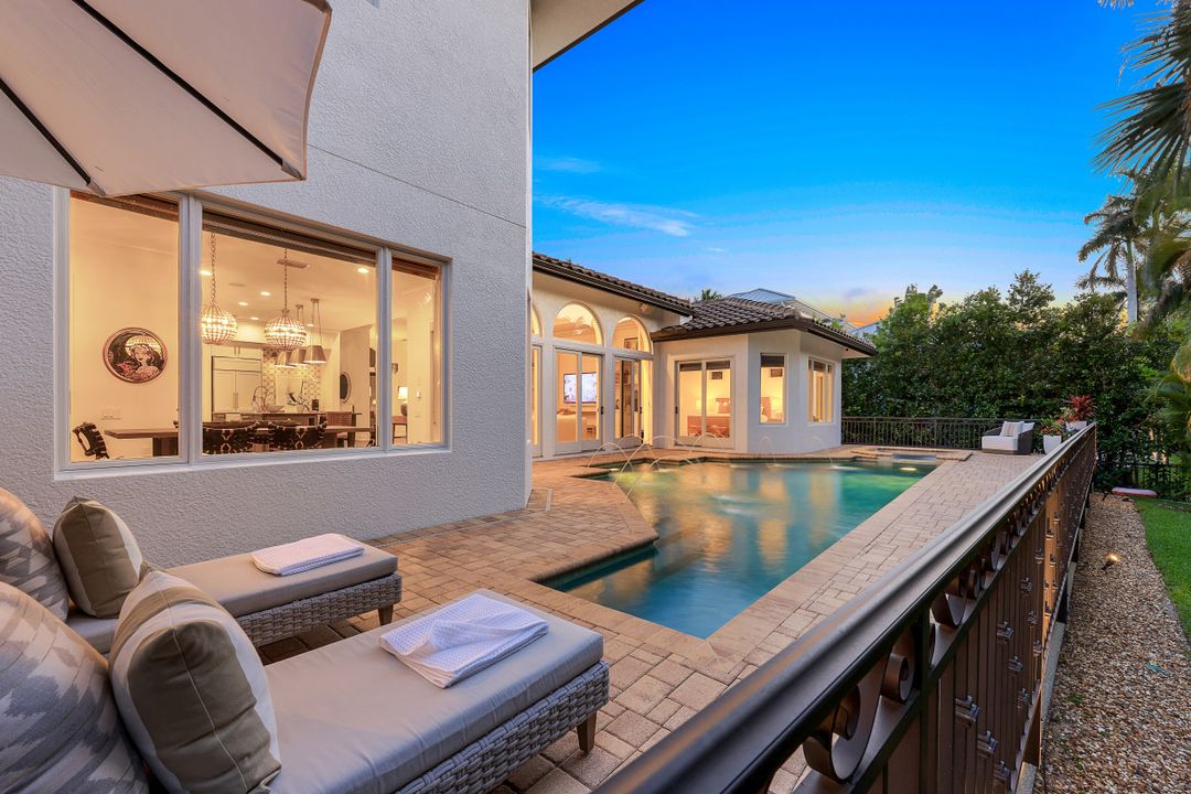 445 Putter Point Dr, Naples, FL 34103