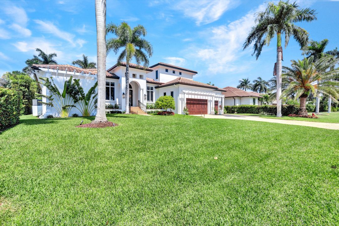 445 Putter Point Dr, Naples, FL 34103
