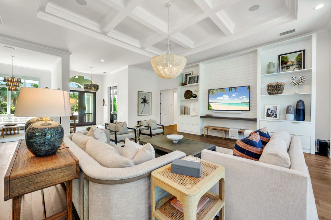 445 Putter Point Dr, Naples, FL 34103