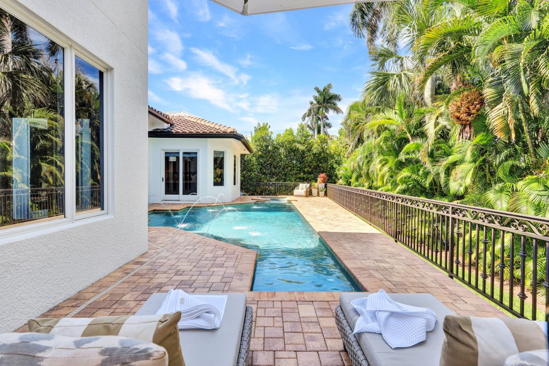 445 Putter Point Dr, Naples, FL 34103