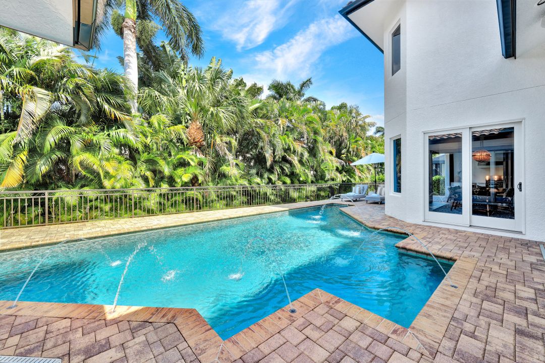 445 Putter Point Dr, Naples, FL 34103