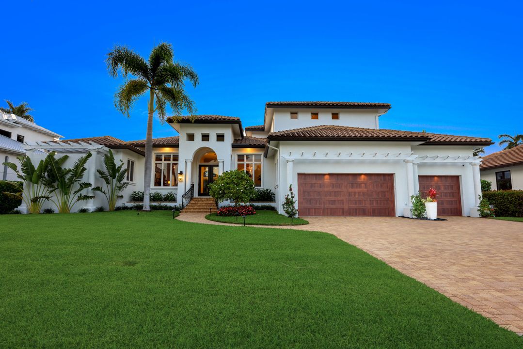 445 Putter Point Dr, Naples, FL 34103