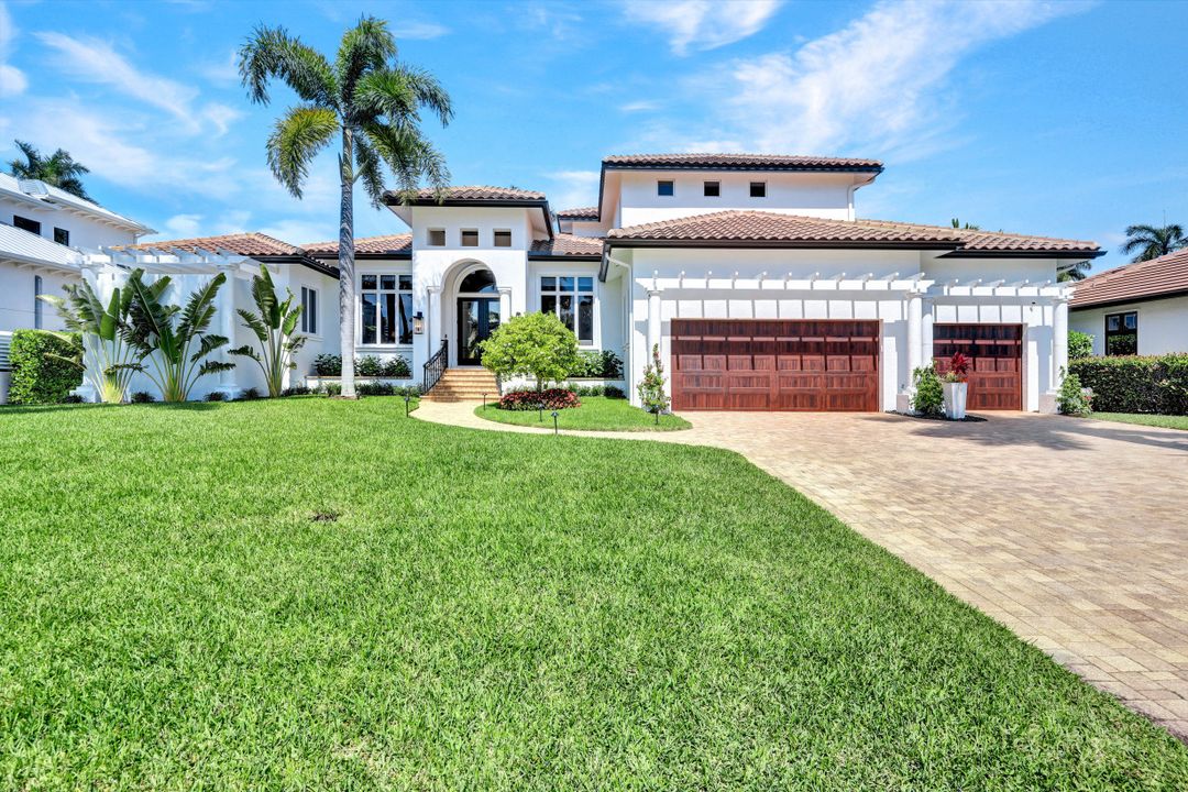 445 Putter Point Dr, Naples, FL 34103