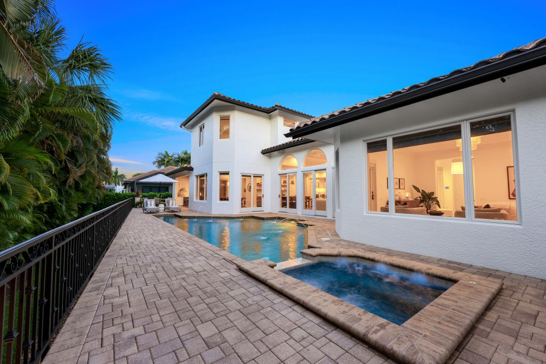 445 Putter Point Dr, Naples, FL 34103