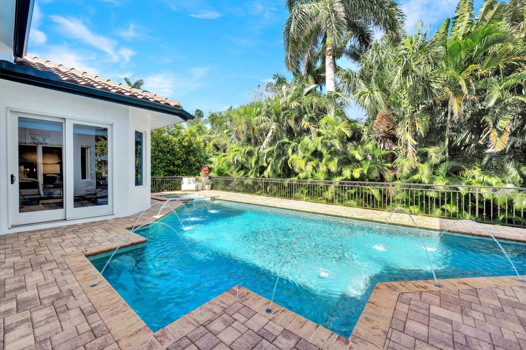 445 Putter Point Dr, Naples, FL 34103