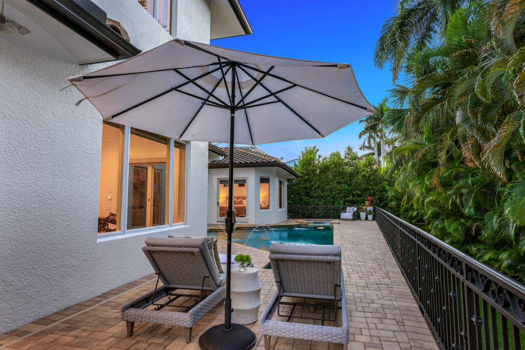 445 Putter Point Dr, Naples, FL 34103