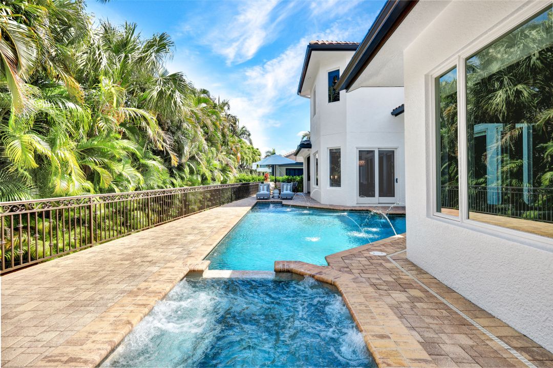 445 Putter Point Dr, Naples, FL 34103