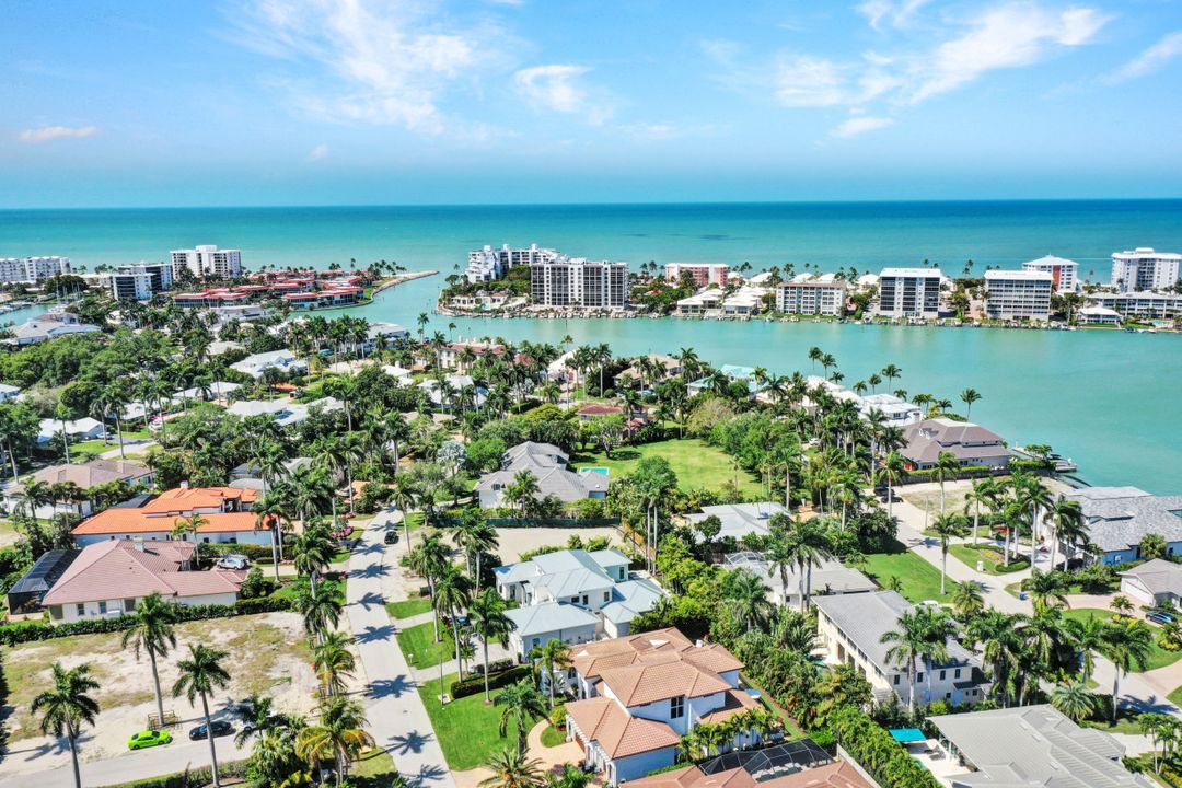 445 Putter Point Dr, Naples, FL 34103