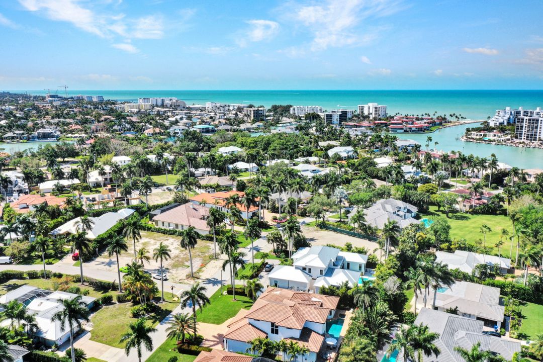 445 Putter Point Dr, Naples, FL 34103