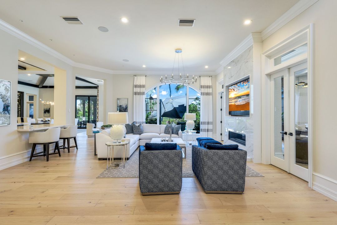 331 Cromwell Ct, Naples, FL 34108