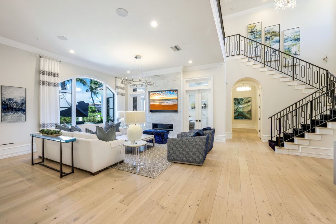 331 Cromwell Ct, Naples, FL 34108