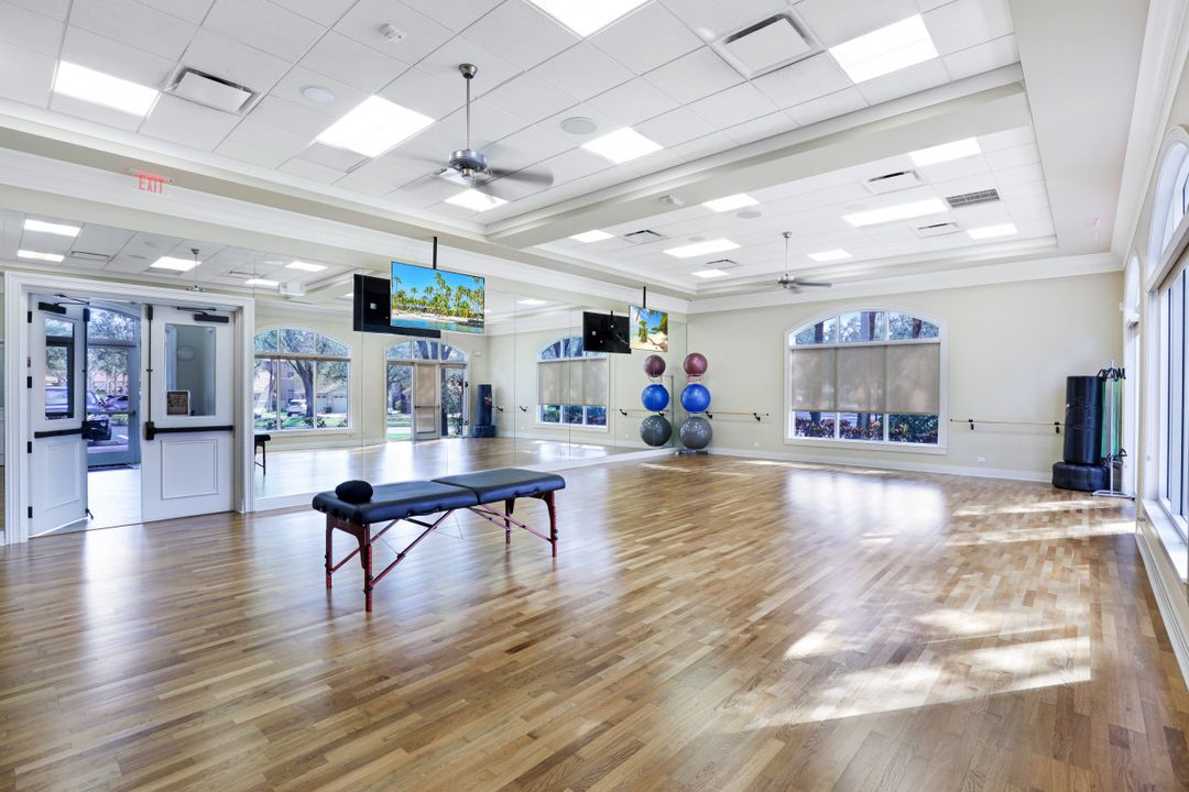 8727 Gleneagle Way, Naples, FL 34120