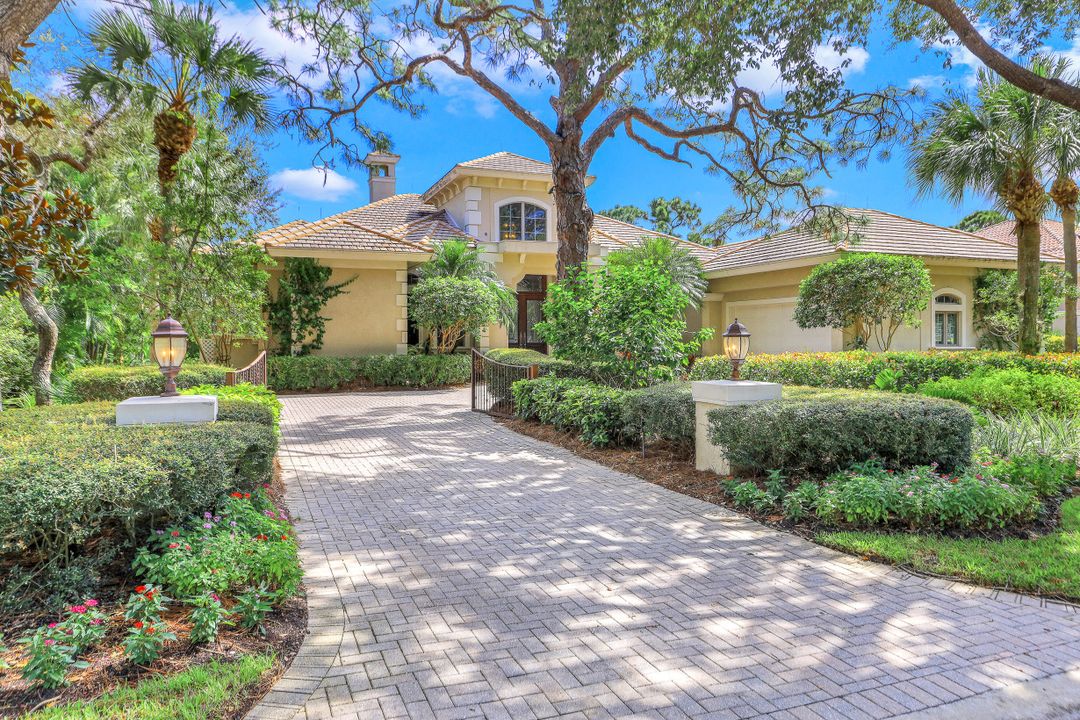 999 Barcarmil Way, Naples, FL 34110