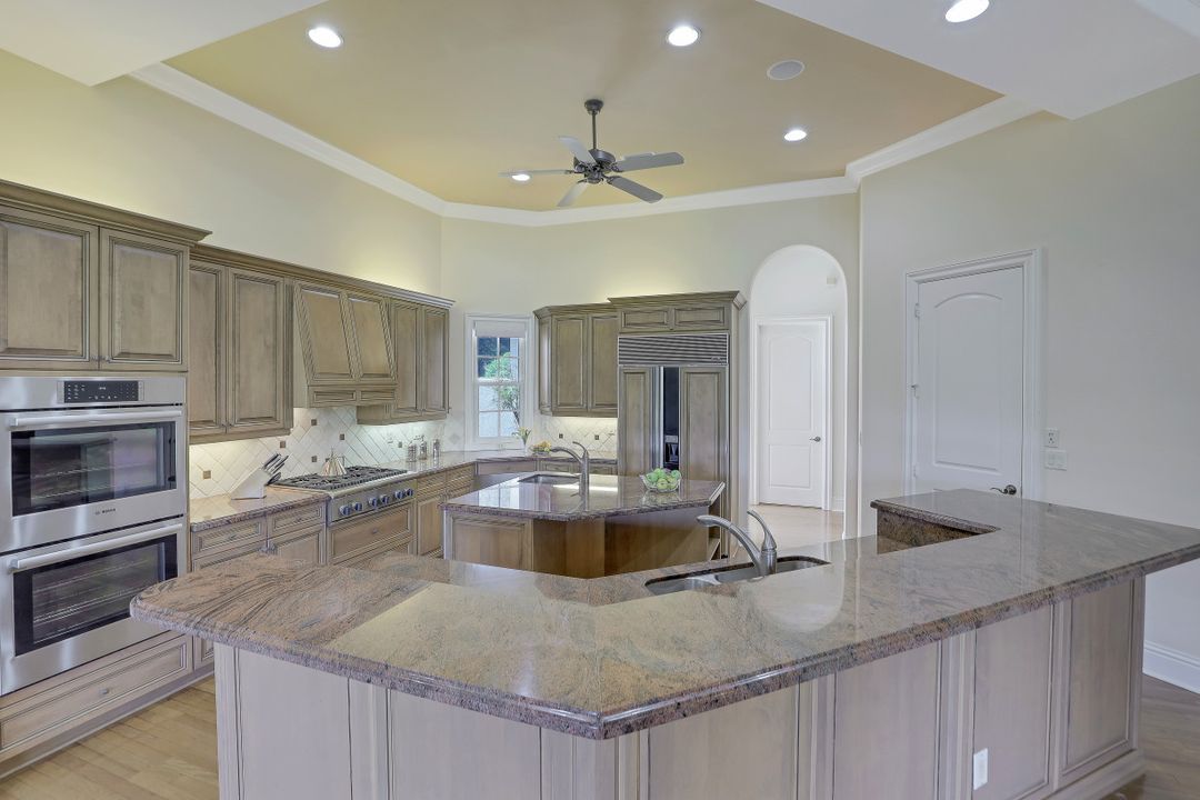 999 Barcarmil Way, Naples, FL 34110