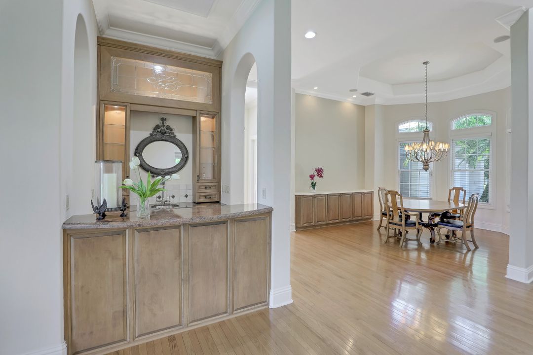 999 Barcarmil Way, Naples, FL 34110