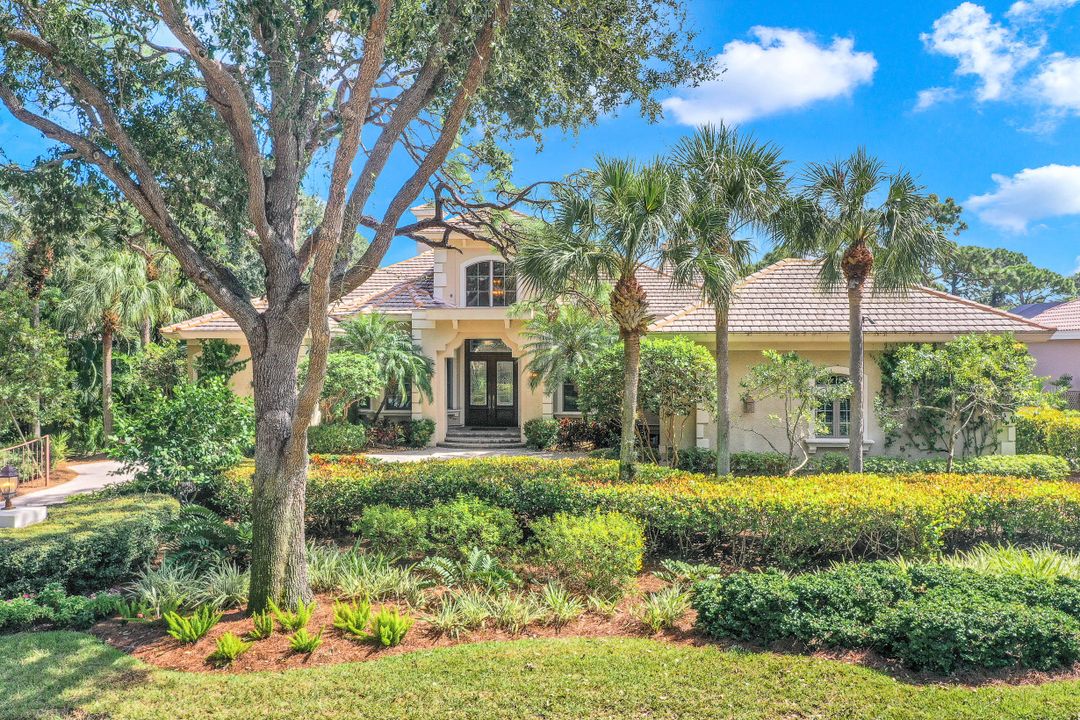 999 Barcarmil Way, Naples, FL 34110