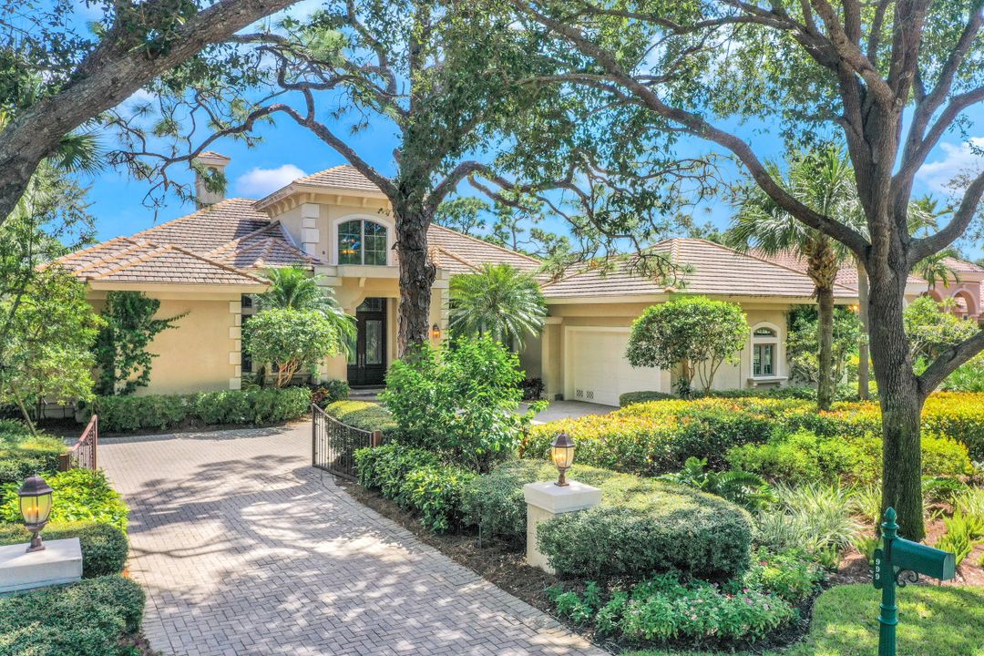 999 Barcarmil Way, Naples, FL 34110