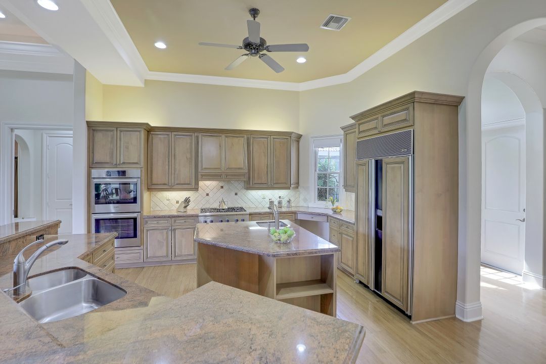 999 Barcarmil Way, Naples, FL 34110