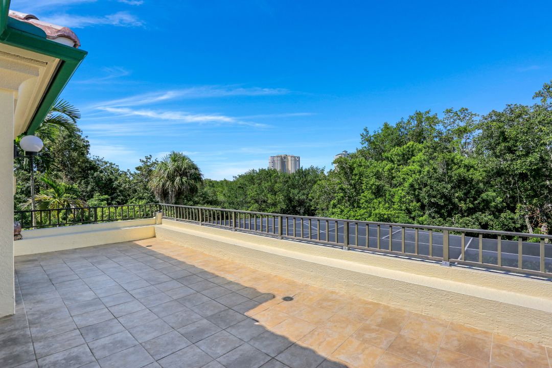 8153 Via Vecchia, Naples, FL 34108