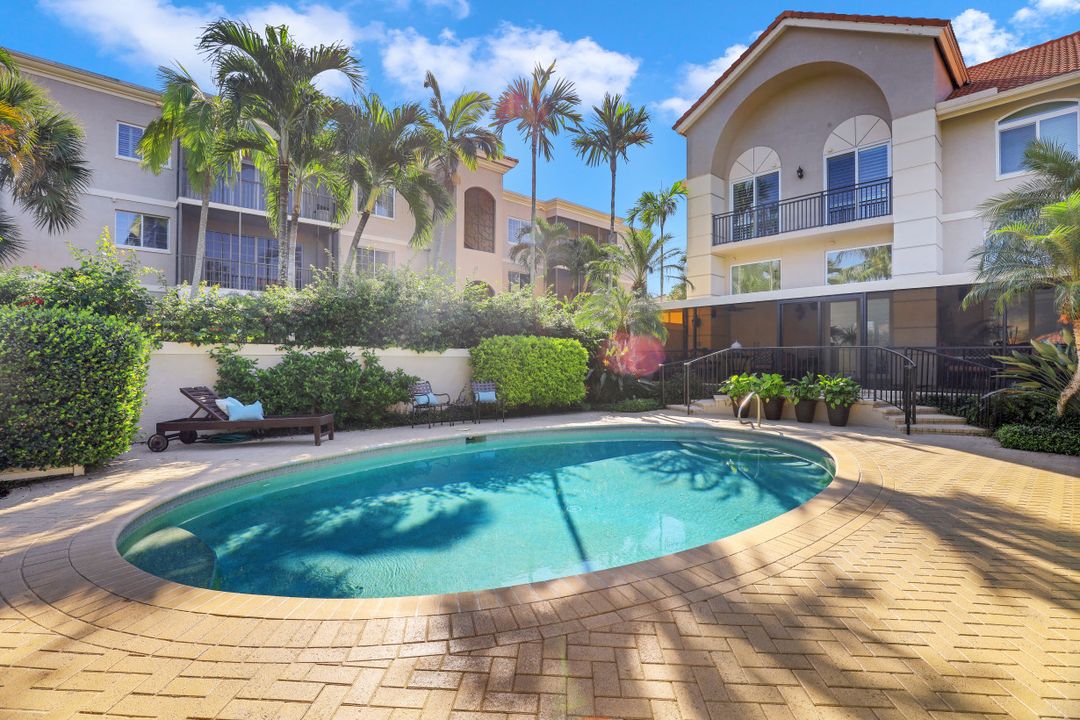 470 10th Ave S, Naples, FL 34102