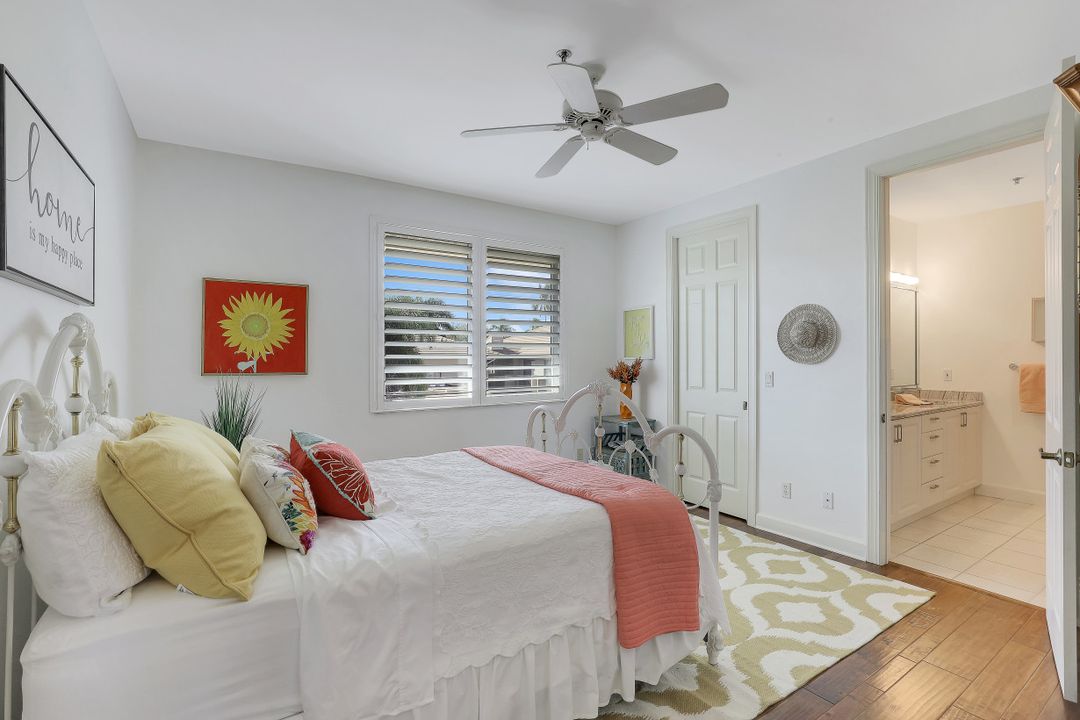 470 10th Ave S, Naples, FL 34102