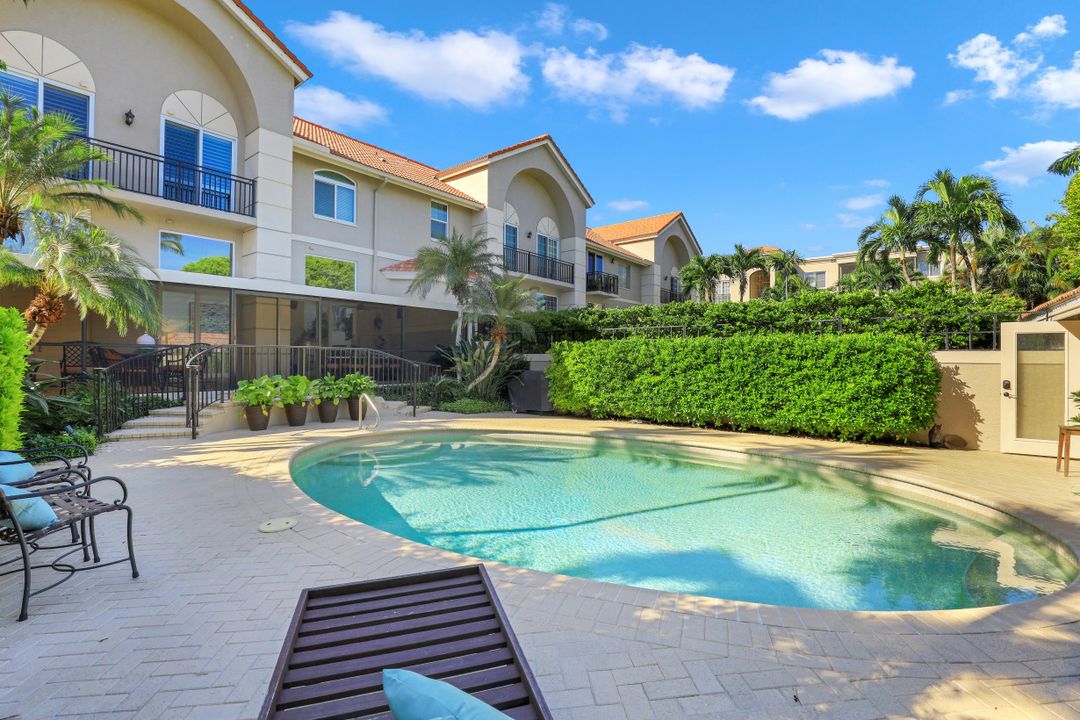 470 10th Ave S, Naples, FL 34102