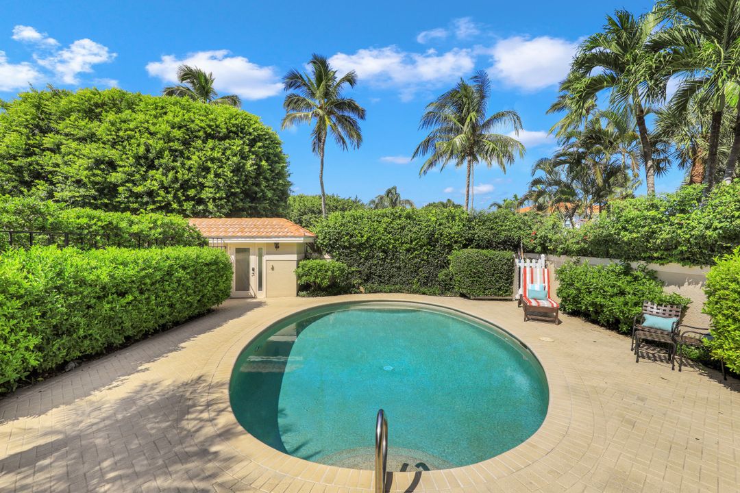 470 10th Ave S, Naples, FL 34102