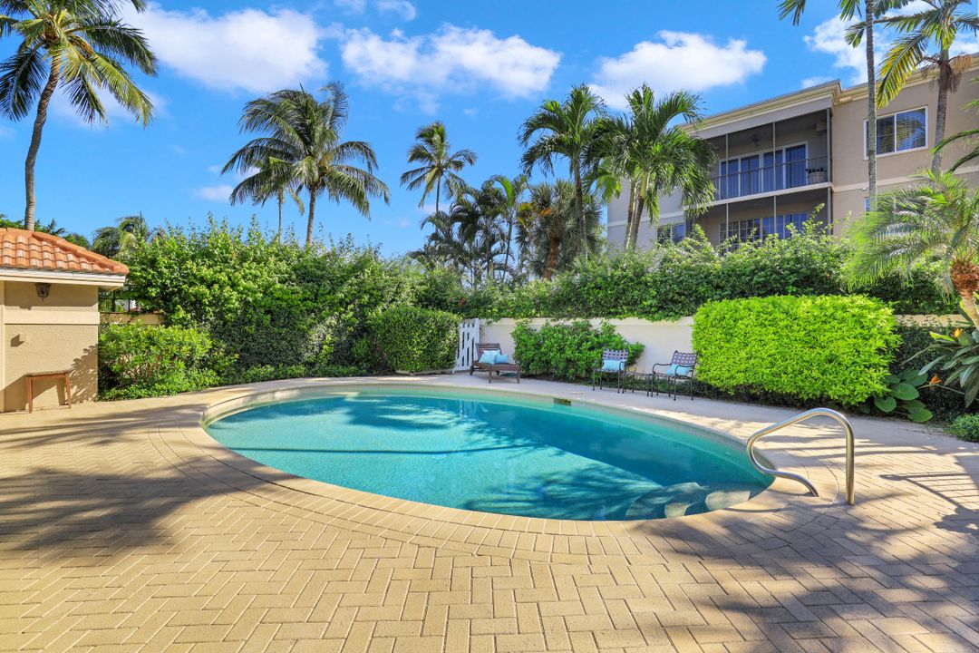 470 10th Ave S, Naples, FL 34102