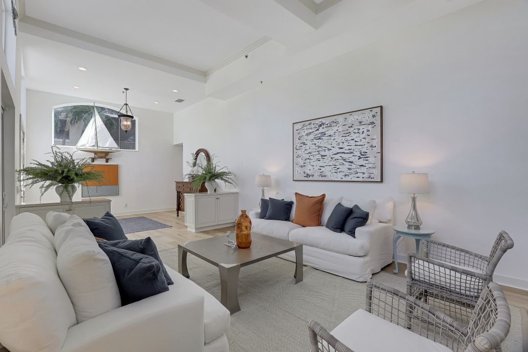 470 10th Ave S, Naples, FL 34102