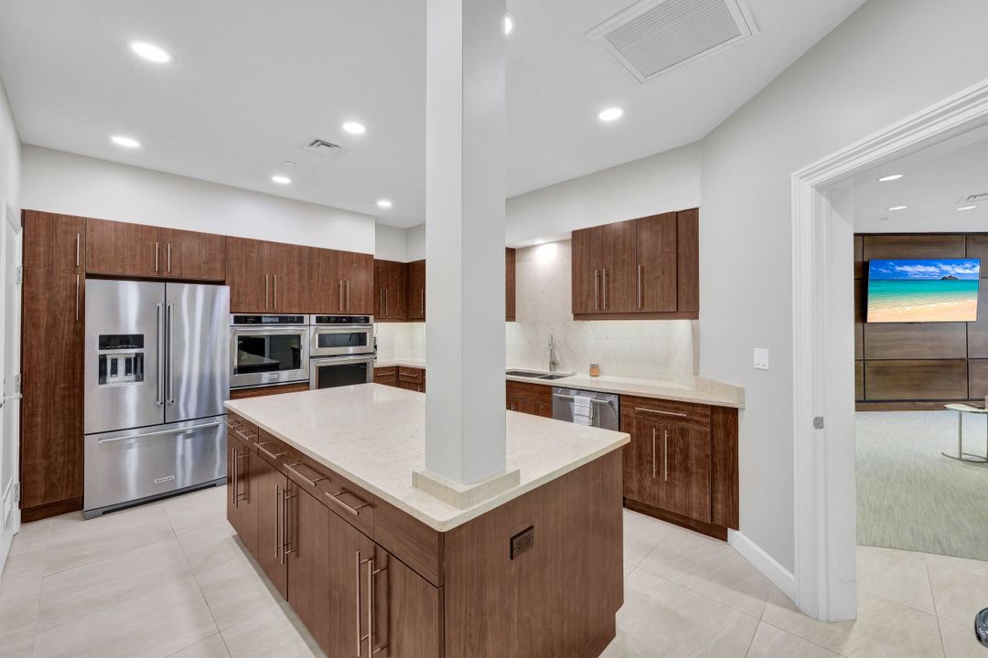 60 Seagate Dr #1702, Naples, FL 34103