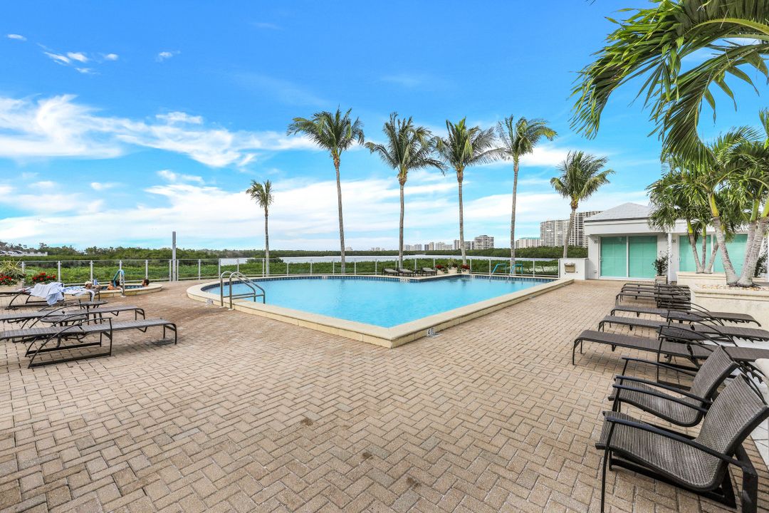 60 Seagate Dr #1606, Naples, FL 34103