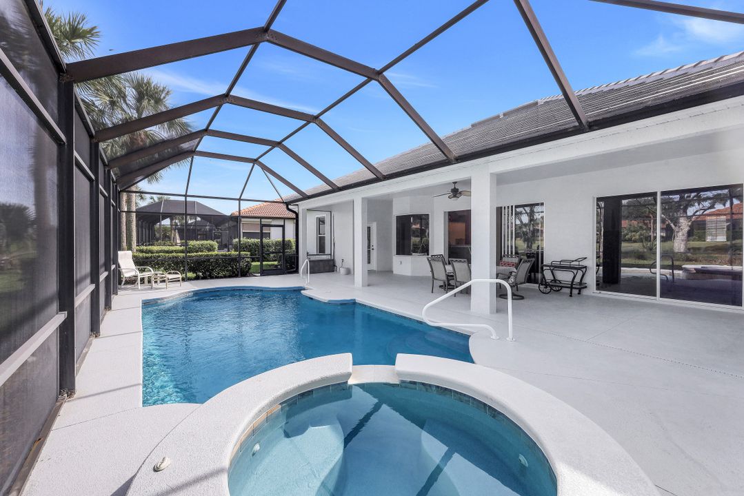 8812 Mustang Island Cir, Naples, FL 34113