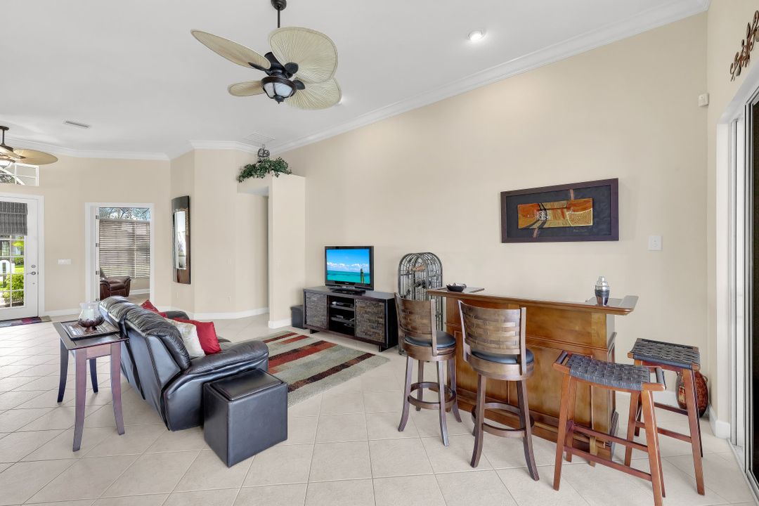 8812 Mustang Island Cir, Naples, FL 34113