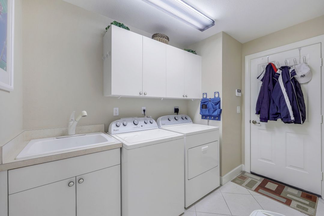 8812 Mustang Island Cir, Naples, FL 34113
